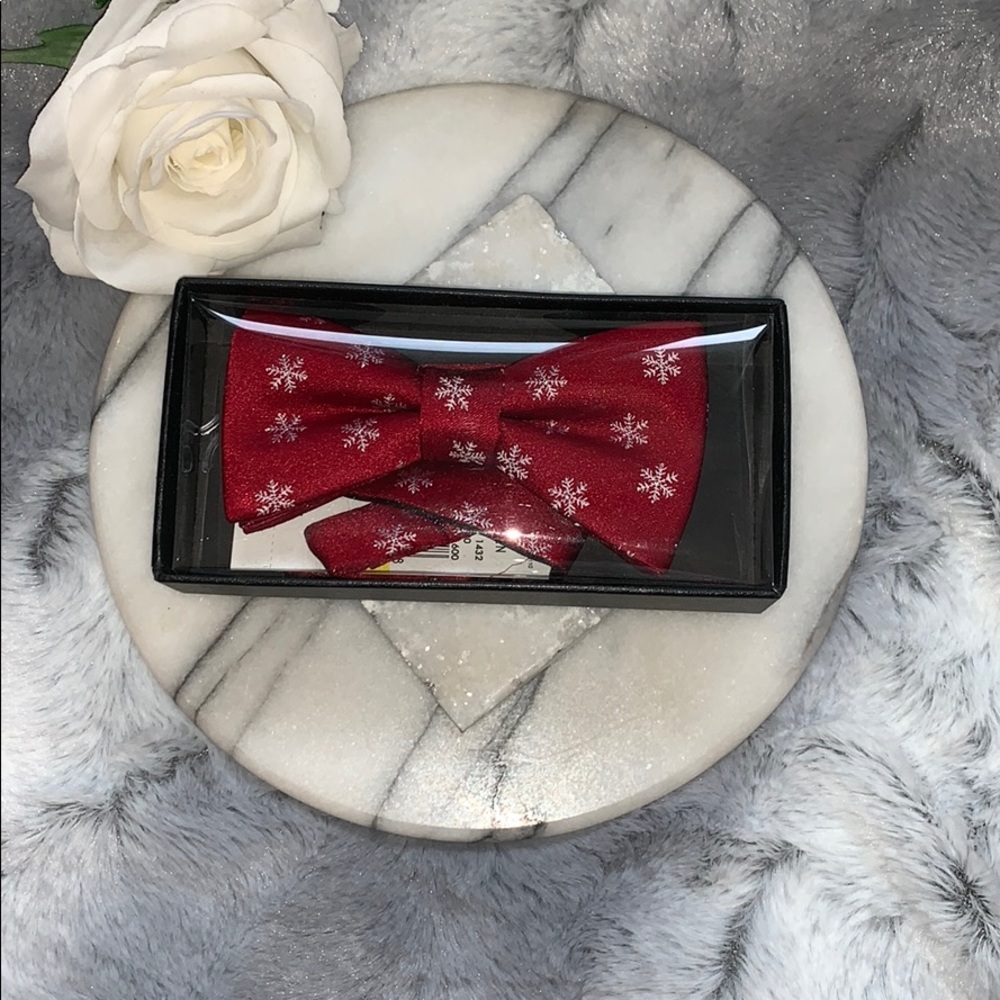 NWT. Van Heusen Christmas bow tie